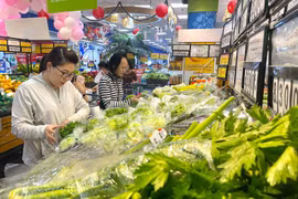 Des habitants font des achats dans un supermarché à Hô Chi Minh-Ville. Photo: VNA