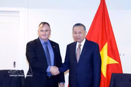 Le secrétaire général du Parti et président de la République, Tô Lâm, et Craig Bradshaw, directeur général d’EQ Resources Limited (gauche). Photo: VNA