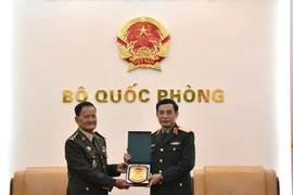 Le général Phan Van Giang, membre du Bureau politique, secrétaire adjoint de la Commission militaire centrale, ministre de la Défense (droite) et le général Prum Din secrétaire d'État au ministère cambodgien de la Défense. Photo: qdnd.vn