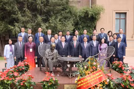 Le président Luong Cuong et le personnel de l'ambassade du Vietnam en Chine. Photo: VNA