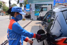 La station-service Trân Phu, située dans le quartier de Nghia Lô, dans la province de Quang Ngai (Centre), assure la distribution d’essence biocarburant E10 auprès de la population locale. Photo: VNA