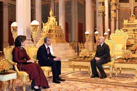 Le nouvel ambassadeur du Vietnam Nguyên Minh Vu (gauche) et le Roi cambodgien Norodom Sihamoni. Photo: VNA