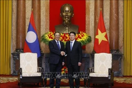 Le président Luong Cuong (droite) et le Premier ministre lao Sonexay Siphandone. Photo: VNA