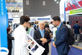 Des visiteurs lors de la Vietnam Elevator Expo 2025 à Hô Chi Minh-Ville. Photo: Collaborateur/VietnamPlus