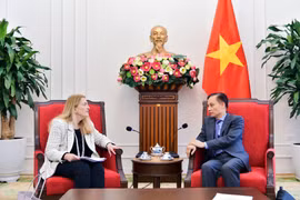 Le ministre des Affaires étrangères (AE), Lê Hoai Trung (droite) et Helene Budliger Artieda, secrétaire d’État suisse à l’économie, à la formation et à la recherche de la Suisse. Photo: Ministère vietnamien des Affaires étrangères