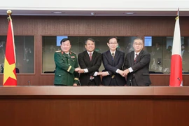 Le général de corps d’armée Hoang Xuân Chiên, vice-ministre de la Défense, Nguyên Minh Vu, vice-ministre permanent des Affaires étrangères, et leurs homologues japonais. Photo: VNA