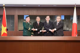 Le général de corps d’armée Hoang Xuân Chiên, vice-ministre de la Défense, Nguyên Minh Vu, vice-ministre permanent des Affaires étrangères, et leurs homologues japonais. Photo: VNA