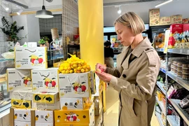 Des produits agricoles vietnamiens vendus dans un supermarché en France. Photo: VNA