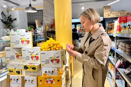 Des produits agricoles vietnamiens vendus dans un supermarché en France. Photo: VNA