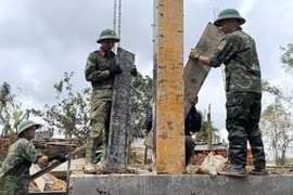 Des soldats de la Division 315 relevant de la 5e région militaire opèrent dans des conditions extrêmes. Photo: VNA
