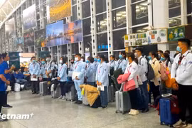 Les travailleurs vietnamiens accomplissent les démarches pour travailler à l'étranger. Photo: VietnamPlus