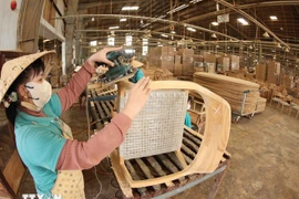 Production des meubles en bois pour les exportations. Photo: VNA