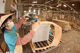 Production des meubles en bois pour les exportations. Photo: VNA