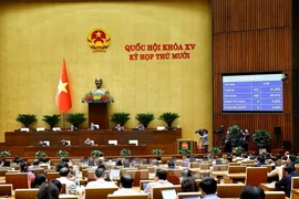 Une séance plénière de la 10e session de la 15e Assemblée nationale. Photo: VNA