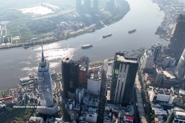Les gratte-ciel financiers du centre de Hô Chi Minh-Ville bordant la rivière Saïgon, face à la péninsule de Thu Thiêm (quartier d'An Khanh). Photo: VNA