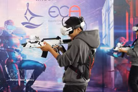 Étudiants faisant l'expérience de jeux en réalité virtuelle. Photo: VNA