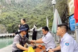 Quang Ninh déploie une équipe médicale permanente dans la baie de Ha Long. Photo: VNA