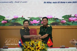 Le général de corps d’armée Nguyen Truong Thang, vice-ministre de la Défense (droite), et son homologue lao, le général de corps d’armée Saichay Kommasith, également chef d’état-major général de l’Armée populaire lao. Photo: VNA