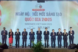 Le secrétaire général du Parti, Tô Lâm, également chef du Comité central chargé du développement des sciences, des technologies, de l’innovation et de la transformation numérique, et le Premier ministre Pham Minh Chinh lors de la cérémonie d’inauguration de la Journée nationale de l’innovation 2025. Photo: VNA