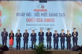 Le secrétaire général du Parti, Tô Lâm, également chef du Comité central chargé du développement des sciences, des technologies, de l’innovation et de la transformation numérique, et le Premier ministre Pham Minh Chinh lors de la cérémonie d’inauguration de la Journée nationale de l’innovation 2025. Photo: VNA