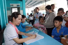 Un mois après le lancement du programme municipal de bilans de santé périodiques, plus de 108.000 habitants de Hô Chi Minh-Ville ont déjà été examinés. Photo: VNA