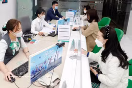 Transaction dans une banque. Photo: VNA