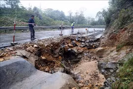 Un point d'érosion de talus sur la route Hô Chi Minh traversant la province de Quang Tri. Photo : VNA