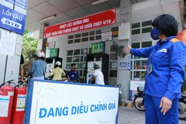 Nouvelle baisse des prix des carburants depuis l’après-midi du 8 mai. Photo: VietnamPlus