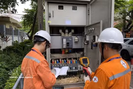 Des ouvriers d’EVNHANOI inspectent le réseau électrique. Photo: VNA