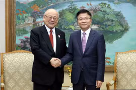 Le vice-Premier ministre Lê Thanh Long (droite) et Takebe Tsutomu, conseiller spécial de l'Alliance parlementaire d'amitié Japon-Vietnam. Photo: VNA