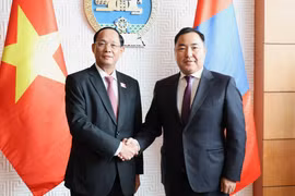 Le vice-président de l’Assemblée nationale (AN) du Vietnam, Trân Quang Phuong, et le vice-président du Parlement mongol. Photo: VNA