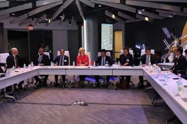 Le ministre Nguyên Hông Diên rencontre Nancy Ziuzin, vice-présidente des affaires gouvernementales internationales de Lockheed Martin, l’un des plus grands groupes mondiaux de défense. Photo: VNA