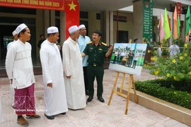 Des dignitaires religieux découvrent les activités des forces armées de la province de Dong Nai. Photo : VNA