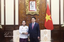 Le président de la République, Luong Cuong (droite) et l’ambassadrice du Cambodge, Touch Pharat. Photo: VNA