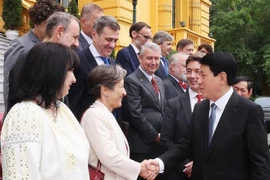 Le président Luong Cuong et l'ambassadeur de l'Union européenne (UE) Julien Guerrier, ainsi que les ambassadeurs et chargés d'affaires des pays membres de l'UE au Vietnam. Photo: VNA