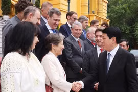 Le président Luong Cuong et l'ambassadeur de l'Union européenne (UE) Julien Guerrier, ainsi que les ambassadeurs et chargés d'affaires des pays membres de l'UE au Vietnam. Photo: VNA