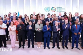 Le président français Emmanuel Macron, le Premier ministre Pham Minh Chinh, les dirigeants des pays participants et le secrétaire général des Nations Unies, António Guterres. Photo: VNA