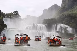 Des touristes aux chutes de Ban Giôc. Photo: VNA