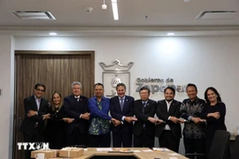 La délégation du Comité de l’Association des nations de l’Asie du Sud-Est au Mexique (ACMC) et les responsables de la ville Zapopan. Photo: VNA