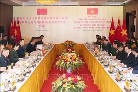 Le ministre de la Défense Phan Van Giang s'entretient avec son homologue chinois, Dong Jun. Photo: VNA
