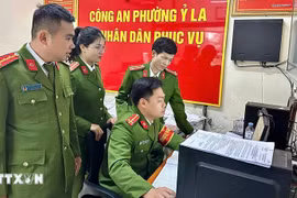 Les policiers du quartier d'Y La, ville de Tuyên Quang. Photo: VNA