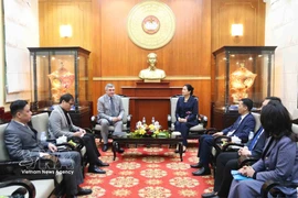 La vice-présidente et secrétaire générale du Comité central du Front de la Patrie du Vietnam (FPV), Ha Thi Nga (droite), a reçu ce jeudi 12 mars à Hanoï V. G. Kalganov, vice-président du Comité des relations extérieures de Saint-Pétersbourg. Photo: VNA