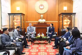 La vice-présidente et secrétaire générale du Comité central du Front de la Patrie du Vietnam (FPV), Ha Thi Nga (droite), a reçu ce jeudi 12 mars à Hanoï V. G. Kalganov, vice-président du Comité des relations extérieures de Saint-Pétersbourg. Photo: VNA