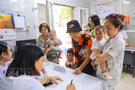Des familles amènent leurs enfants pour recevoir de la vitamine A au poste de santé du quartier de Bach Mai, à Hanoi. Photo: VNA