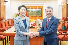 Lê Minh Hung, membre du Bureau politique, secrétaire du Comité central du Parti, chef de la Commission centrale d’organisation du Parti et président du Groupe des parlementaires d’amitié Vietnam – Japon (droite) et Obuchi Yuko, présidente de l’Alliance parlementaire d’amitié Japon-Vietnam. Photo: daibieunhandan.vn