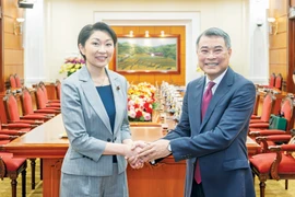 Lê Minh Hung, membre du Bureau politique, secrétaire du Comité central du Parti, chef de la Commission centrale d’organisation du Parti et président du Groupe des parlementaires d’amitié Vietnam – Japon (droite) et Obuchi Yuko, présidente de l’Alliance parlementaire d’amitié Japon-Vietnam. Photo: daibieunhandan.vn