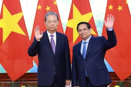 Le Premier ministre Pham Minh Chinh (droite) et le membre du Comité permanent du Politburo et président du Comité permanent de l'Assemblée populaire nationale (APN) de Chine, Zhao Leji. Photo: VNA