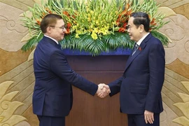 Le président de l’Assemblée nationale du Vietnam (AN), Trân Thanh Mân (droite) et Vladimir Yakushev, secrétaire du Conseil général du parti Russie unie et premier vice-président du Conseil de la Fédération. Photo: VNA