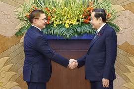 Le président de l’Assemblée nationale du Vietnam (AN), Trân Thanh Mân (droite) et Vladimir Yakushev, secrétaire du Conseil général du parti Russie unie et premier vice-président du Conseil de la Fédération. Photo: VNA