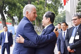 Le président de l'Assemblée nationale (AN) Trân Thanh Mân (droite) et le premier secrétaire du Comité central du Parti communiste de Cuba (PCC) et président cubain, Miguel Díaz-Canel. Photo: VNA